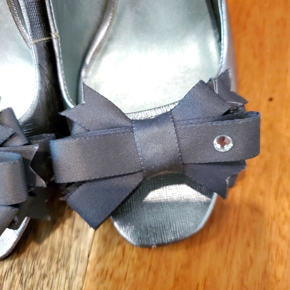 Nine West silver Sling back stilettos, size 7 - Picture 3 of 7